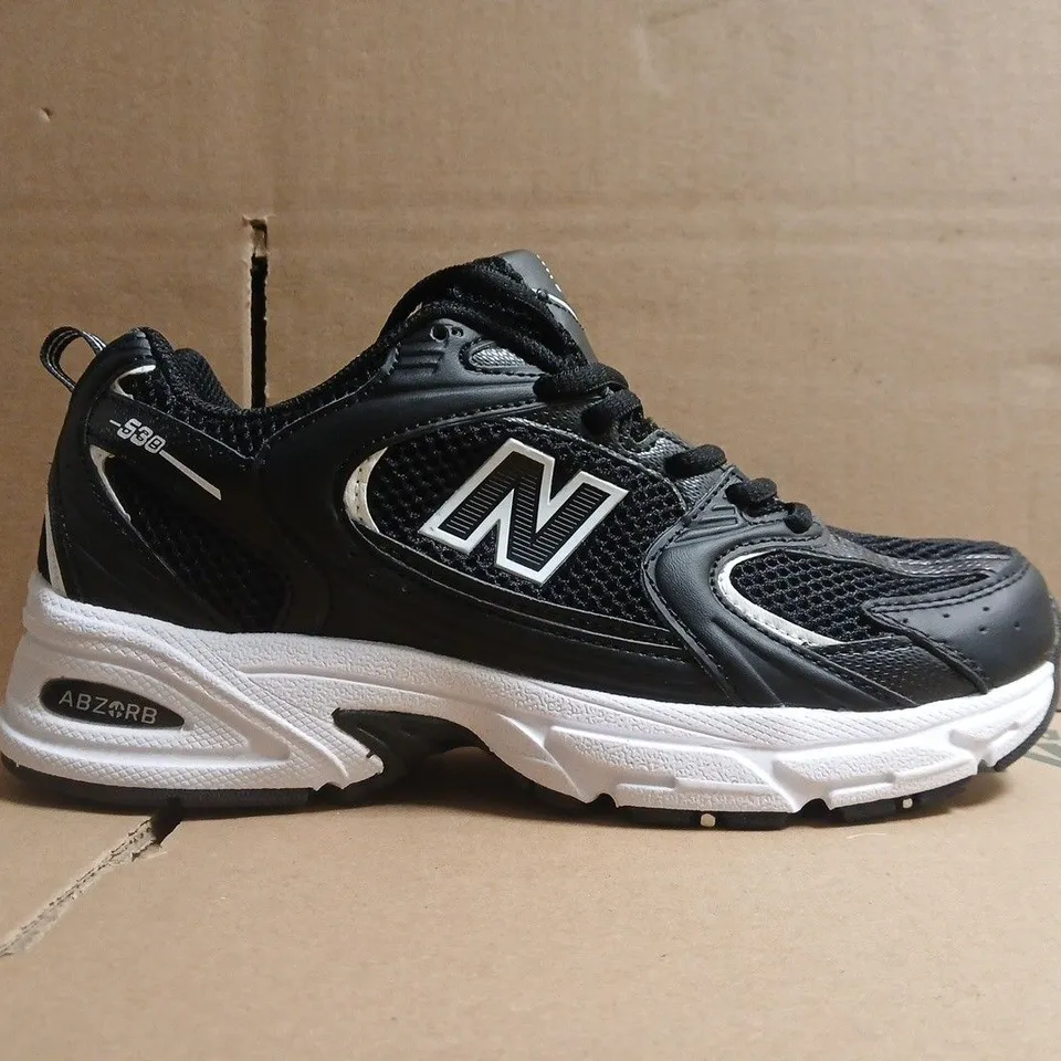 BOXED PAIR OF NEW BALANCE 530 TRAINERS IN BLACK/WHITE SIZE UK 6