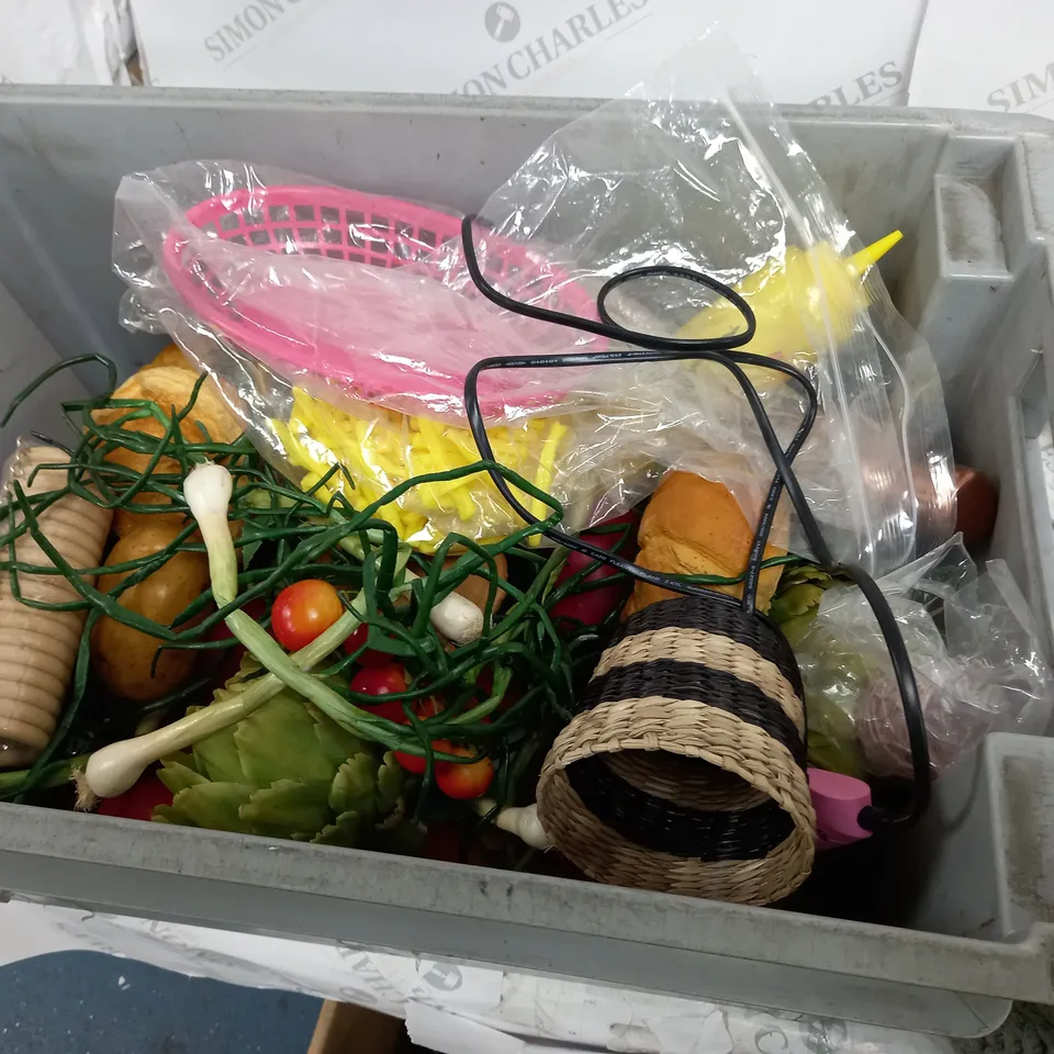 BOX OF ASSORTED ITEMS TO INCLUDE VARIOUS FAUX FOOD, A PAIR OF OVEN GLOVES AND FAUX PLANTS