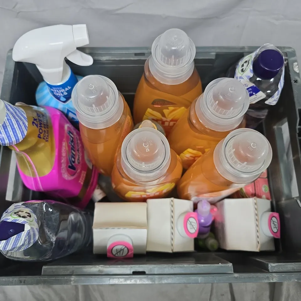 APPROXIMATELY 12 ASSORTED HOUSEHOLD LIQUID PRODUCTS TO INCLUDE VANISH OXI-ACTION, ASTONISH DAILY SHOWER & SHINE, COMFORT VAPORESSE, ETC - COLLECTION ONLY