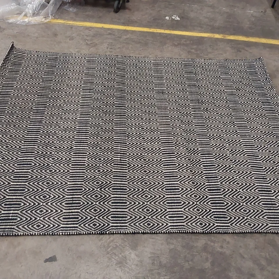 AAILYAH HANDWOVEN WOOL/COTTON BLACK RUG // 160 X 230CM