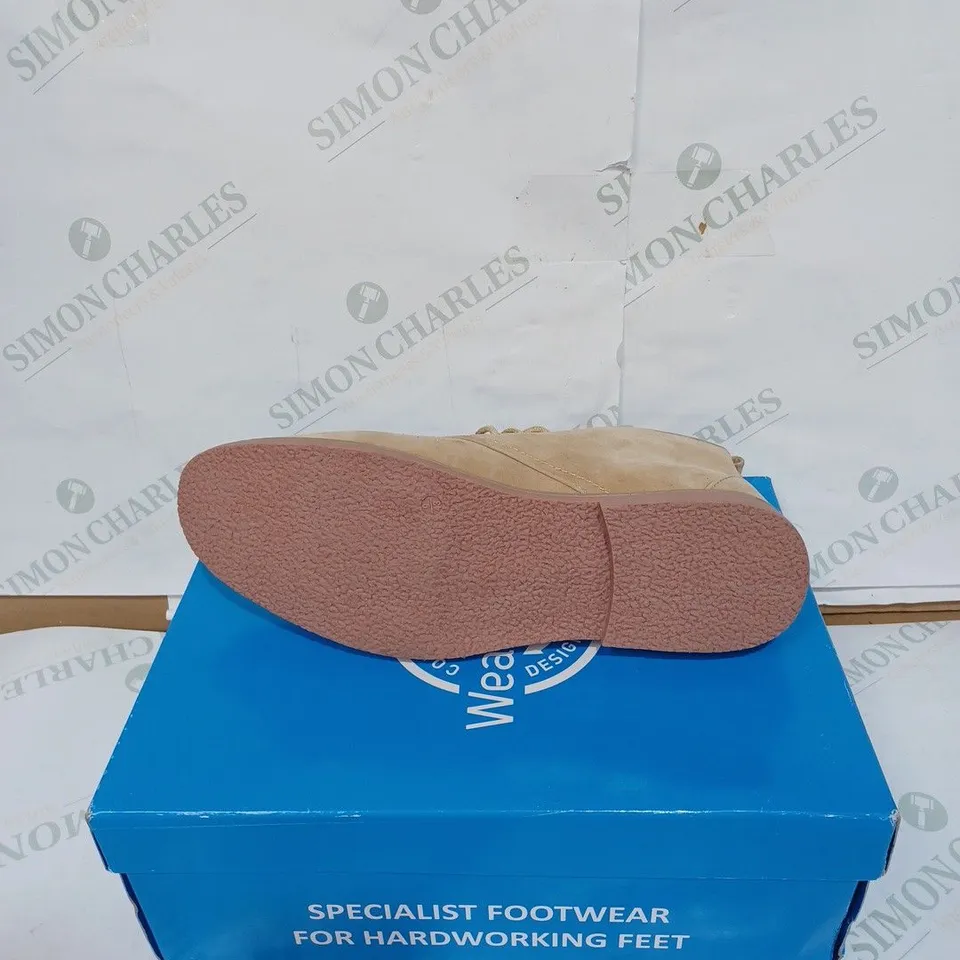 PAIR OF AVENUE SUEDE ANKLE BOOTS IN BEIGE / SIZE: 9 UK