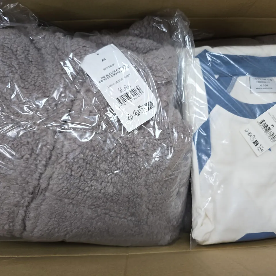APPROXIMATELY 4 ASSORTED CLOTHING ITEMS IN VARIOUS SIZES, COLOURS & STYLES TO INCLUDE CROPPED FIT GRAPHIC TEE, THE MOTHER PUFFER SHERPA JACKET, ETC