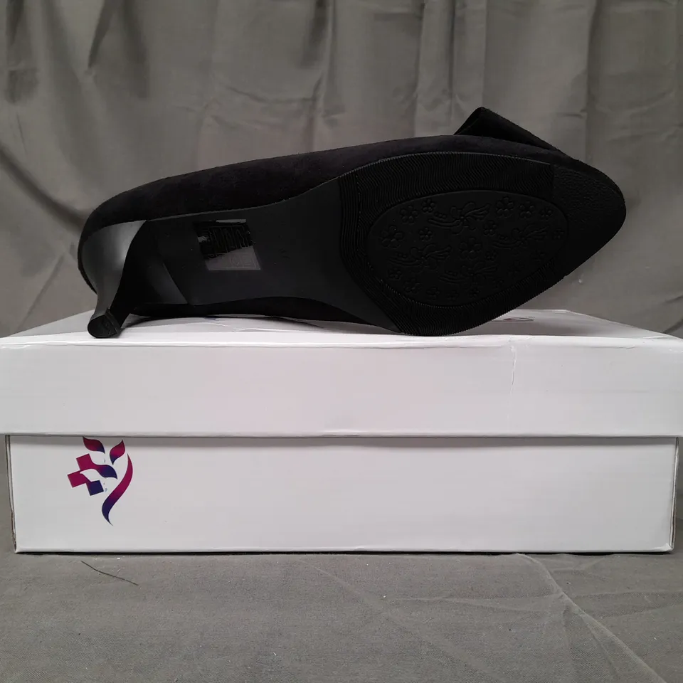 BOX OF APPROXIMATELY 18 PAIRS OF LAVANDA U6866 HEELED SLIP-ON SHOES IN BLACK W. ROSE GOLD EFFECT DETAIL - VARIOUS SIZES