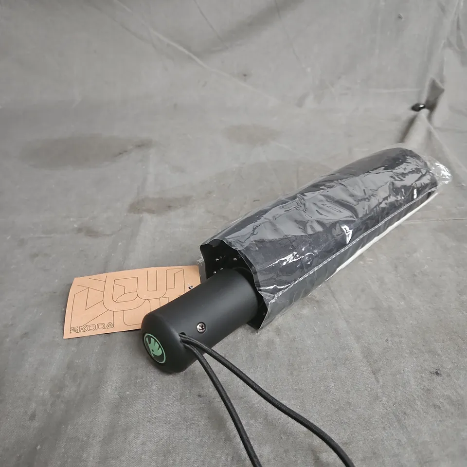 SKODA UMBRELLA – BLACK COMPACT UMBRELLA WITH GREEN LOGO ON HANDLE