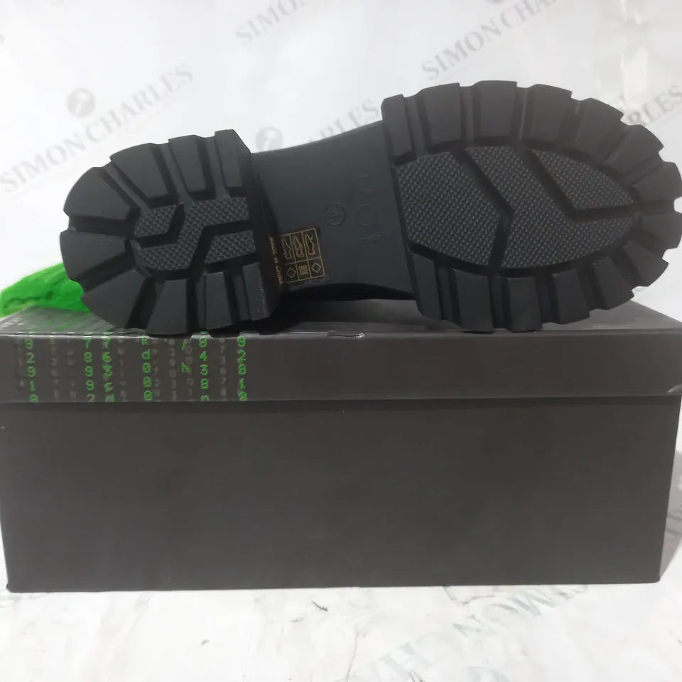 BRAND NEW BOXED PAIR OF KOI VEGAN LEATHER VITA THE INK OF FEAR HAIR BOOTS IN BLACK/GREEN UK SIZE 4
