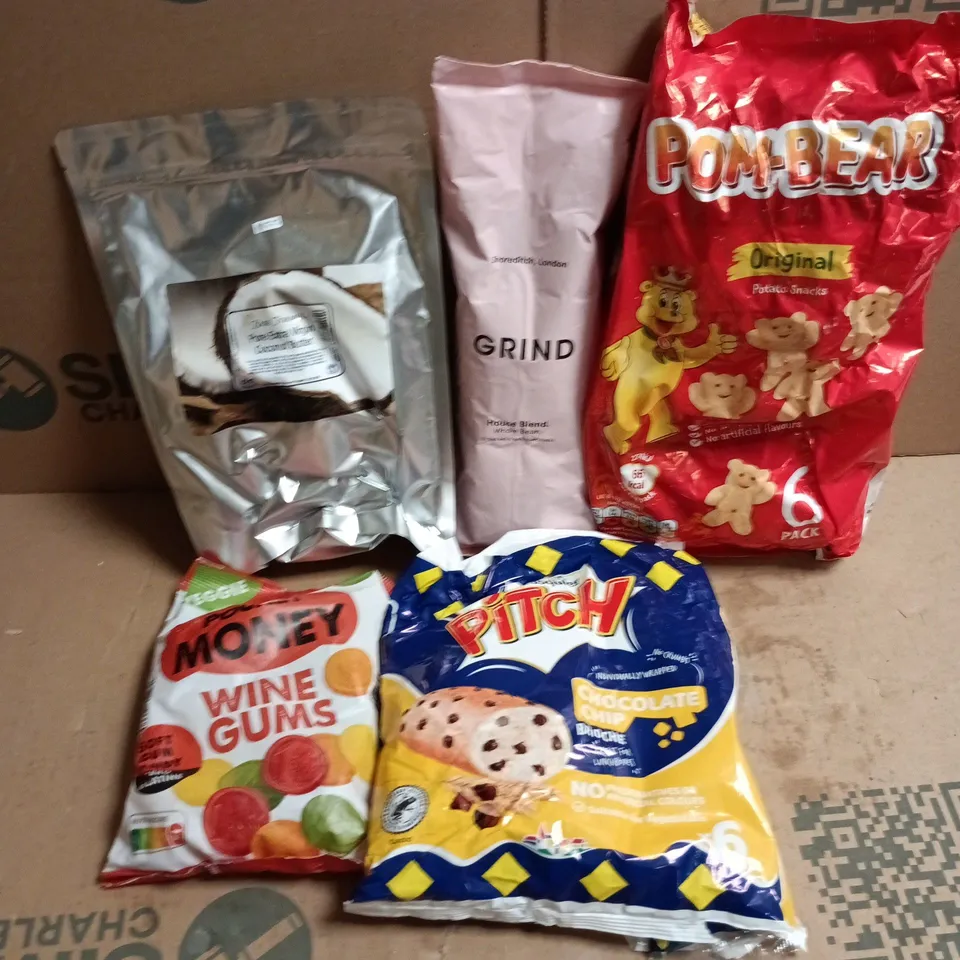 APPROXIMATELY 12 ASSORTED FOOD & DRINK ITEMS TO INCLUDE GRIND HOUSE BLEND, POMBEARS, WINE GUMS, ETC - COLLECTION ONLY