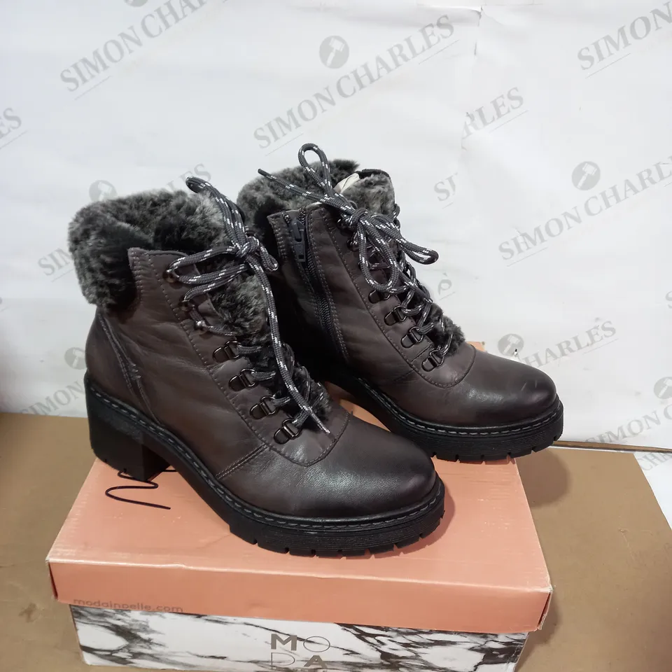BOXED PAIR OF MODA IN PELLE BOOTS - SIZE 38