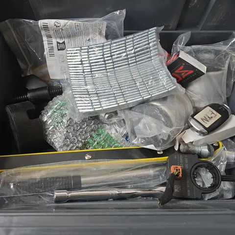 APPROXIMATELY 6 ASSORTED VEHICLE PARTS & ACCESSORIES TO INCLUDE SOCKET WRENCH, ASHRTAY, 12MM HOOKS, ETC
