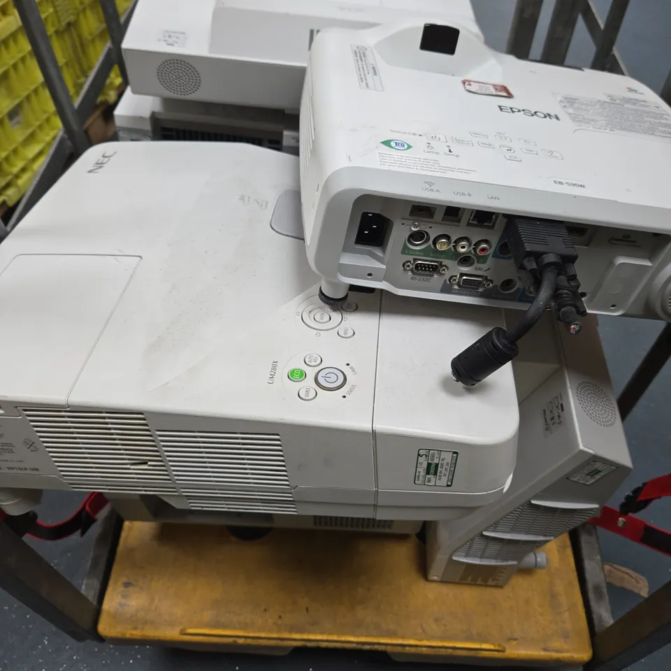 APPROXIMATELY 10 ASSORTED ELECTRICAL ITEMS TO INCLUDE EPSON EB-535W, NEC UM2808, MAXELL MC-AX3006, ETC - COLLECTION ONLY