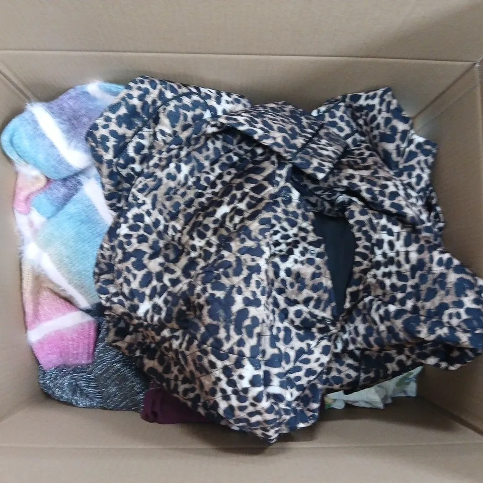 BOX OF APPROXIMATELY 20 ASSORTED CLOTHING AND FASHION ITEMS IN VARIOUS STYLES, SIZES, AND COLOURS - COLLECTION ONLY
