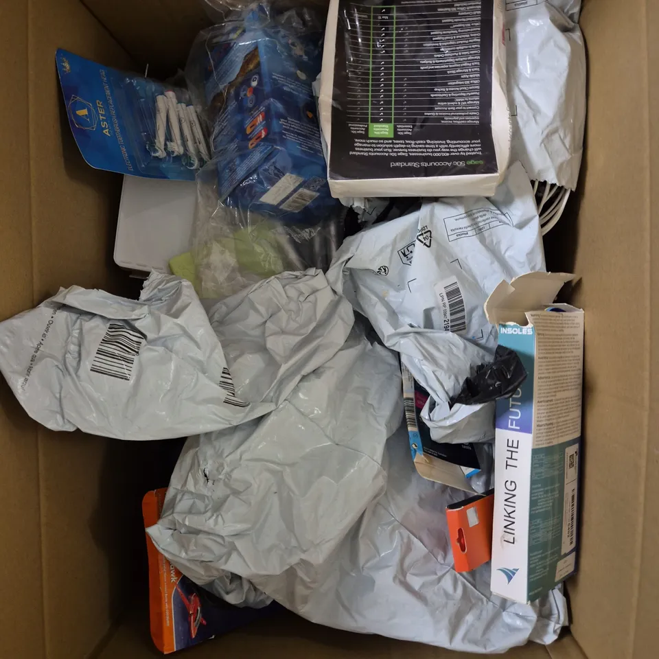 APPROXIMATELY 15 ASSORTED HOUSEHOLD PRODUCTS TO INCLUDE TOOTHBRUSH HEADS, QUICK BUILD PLANE, HEADPHONES ETC 