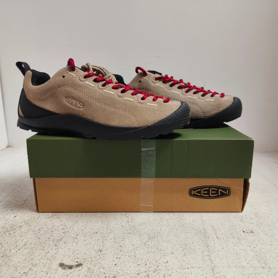 BOXED PAIR OF KEEN JASPER TRAINERS IN SILVER MINK SIZE UK 5