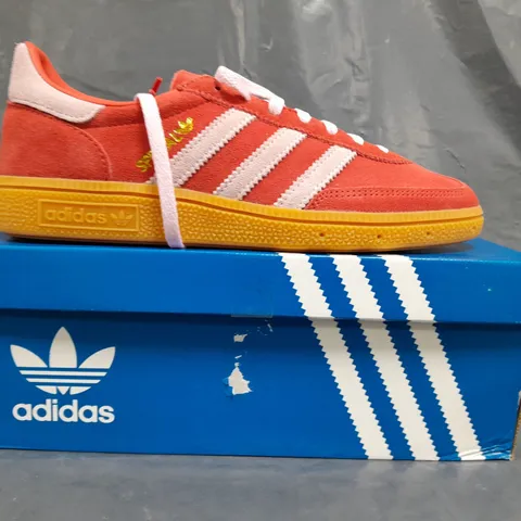 BOXED PAIR OF ADIDAS WOMEN'S HANDBALL SPEZIAL SHOES IN RED/PINK SIZE UK 5.5