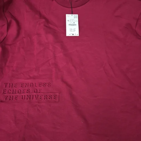 UK XL BURGUNDY T-SHIRT WITH EMBOSSED SLOGAN THE ENDLESS ECHOES OF THE UNIVERSE