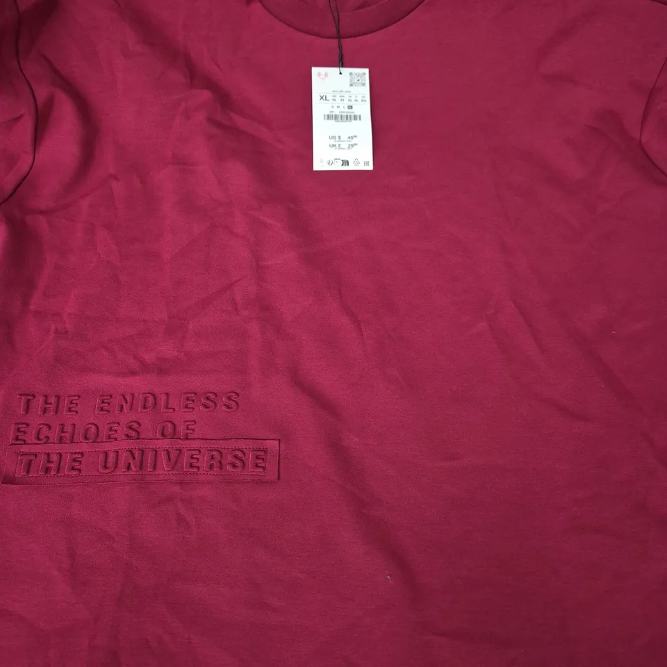 UK XL BURGUNDY T-SHIRT WITH EMBOSSED SLOGAN THE ENDLESS ECHOES OF THE UNIVERSE