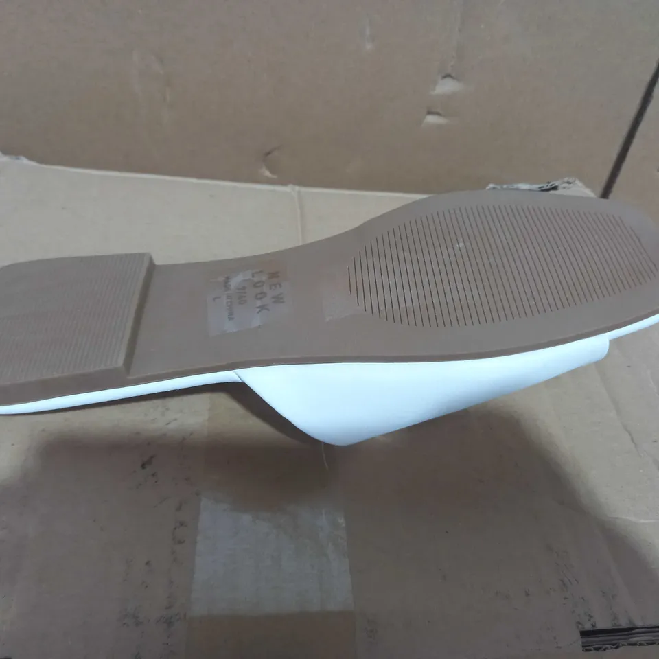 BOXED PAIR OF NEW LOOK SLIP ON SANDALS IN WHITE UK SIZE 7