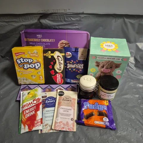 APPROXIMATELY 15 ASSORTED FOOD AND DRINK PRODUCTS TO INCLUDE - M&S CHOCOLATE COW - GOODWINS MICROWAVE POPCORN - SMARTIES CHOCOLATE - ETC