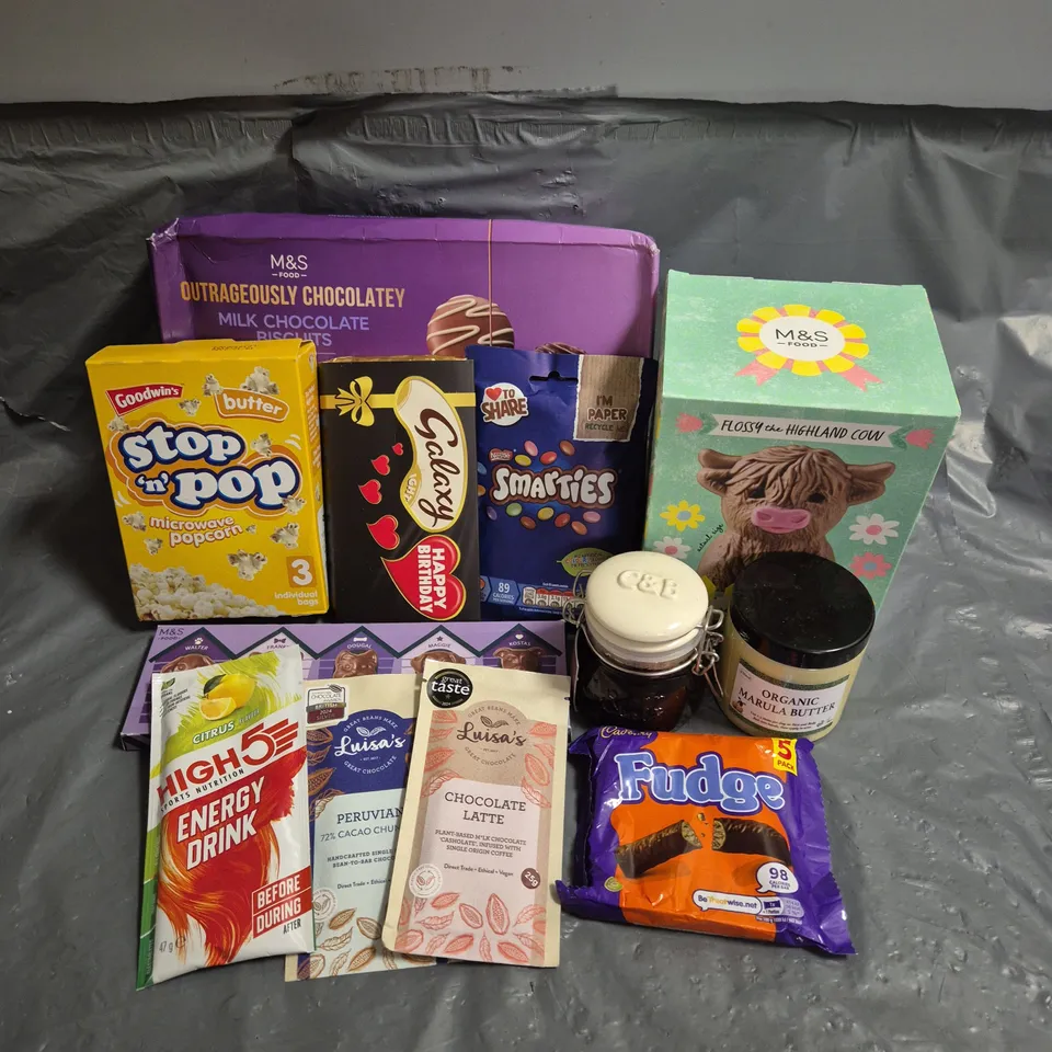 APPROXIMATELY 15 ASSORTED FOOD AND DRINK PRODUCTS TO INCLUDE - M&S CHOCOLATE COW - GOODWINS MICROWAVE POPCORN - SMARTIES CHOCOLATE - ETC