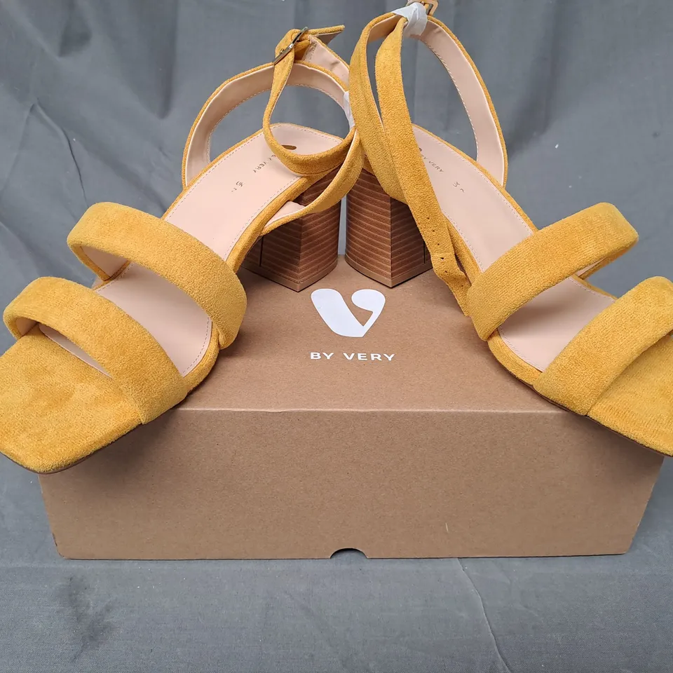 BOXED PAIR OF V BY VERY OPEN TOE BLOCK HEEL SANDALS IN YELLOW SIZE 7