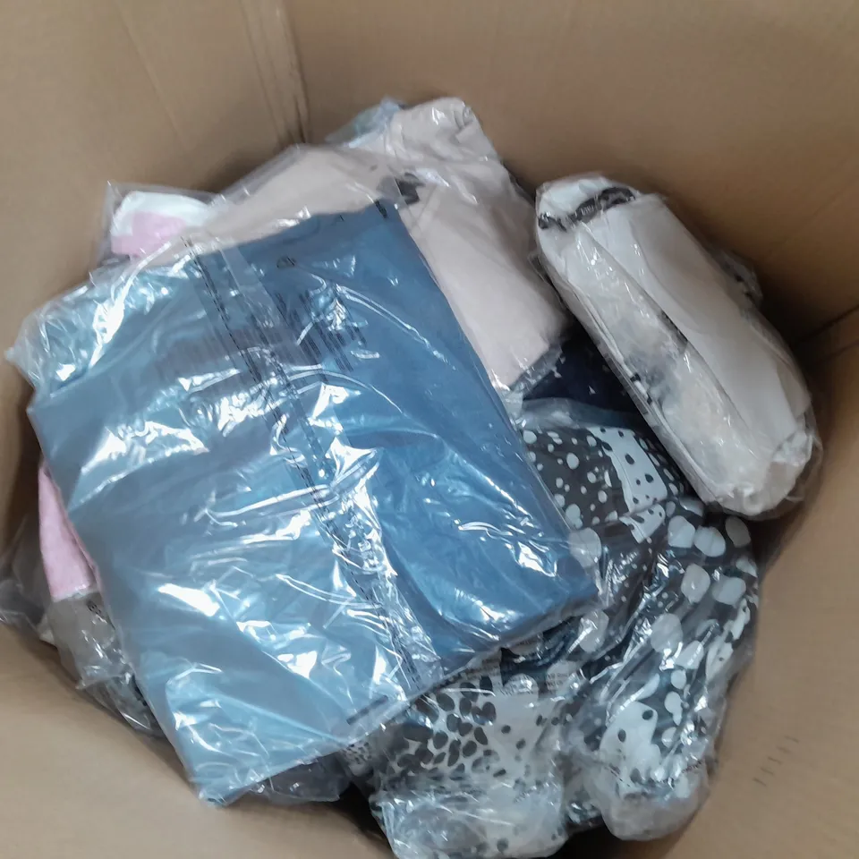 APPROXIMATELY 10 ASSORTED CLOTHING ITEMS TO INCLUDE TOPS, JACKETS, FLEECES, ETC