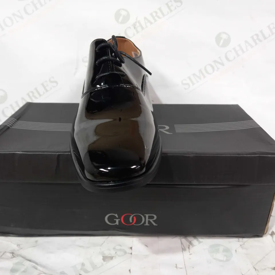 BOXED PAIR OF GOOR LACE UP SHOES IN GLOSSY BLACK SIZE 5