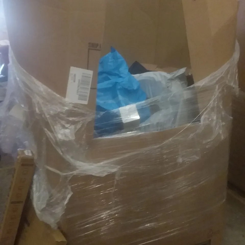 PALLET OF ASSORTED ITEMS INCLUDING RETRACTABLE BABY GATE, TOILET SEAT, PVC CHAIR MAT, WALLPAPER ROLL