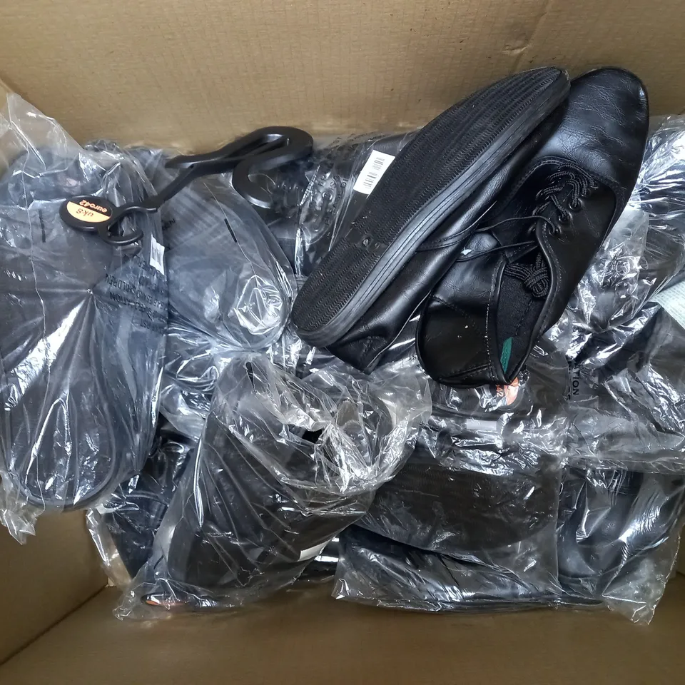 APPROXIMATELY 15 GEORGE FLAT SHOES IN BLACK SIZE 9 
