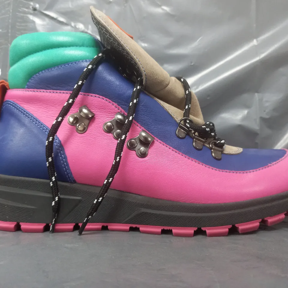 PAIR OF ADESSO RAINE WATERPROOF BOOTS IN MULTICOLOUR SIZE 7