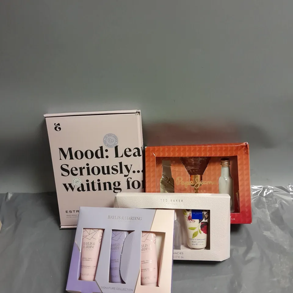 BOX OF 4 ASSORTED BODY CARE PRODUCTS TO INCLUDE - TED BAKER FLORAL FANCIES - ESTRID RAZER STARTER BAYLIS & HARDING SIGNATURE COLLECTION