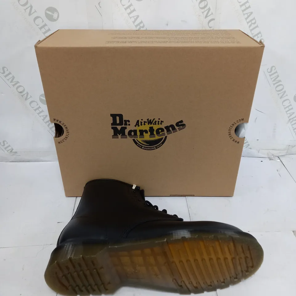 BOXED PAIR OF DR MARTENS BOOTS 1460 BLACK UK 8 