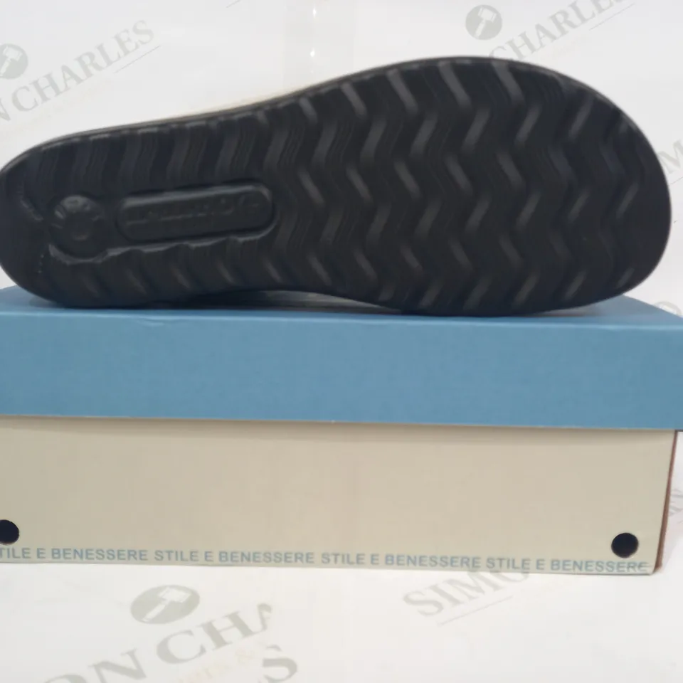 BOXED PAIR OF FLY FLOT OPEN TOE LOW WEDGE SANDALS IN PALE BLUE SIZE 7