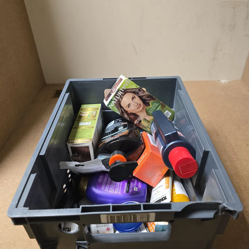 TOTE OF APPROXIMATELY 15 ASSORTED COSMETIC ITEMS TO INCLUDE LOREAL MEN EXPERT 5 IN 1, NATURTINT PERMANENT HAIR COLOUR, GRAPE FRUIT KUKKA, ALPECIN C1 ETC