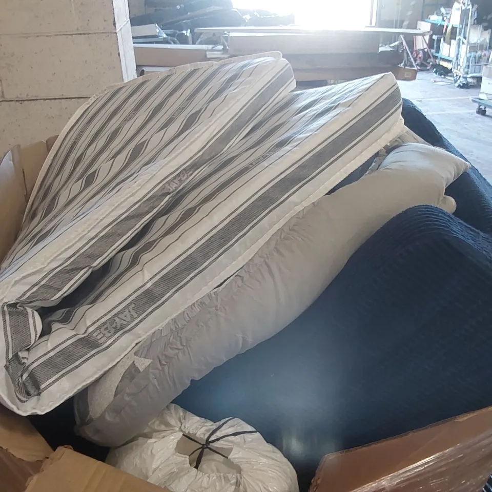 PALLET CONTAINING LARGE QUANTITY OF PILLOWS ECT