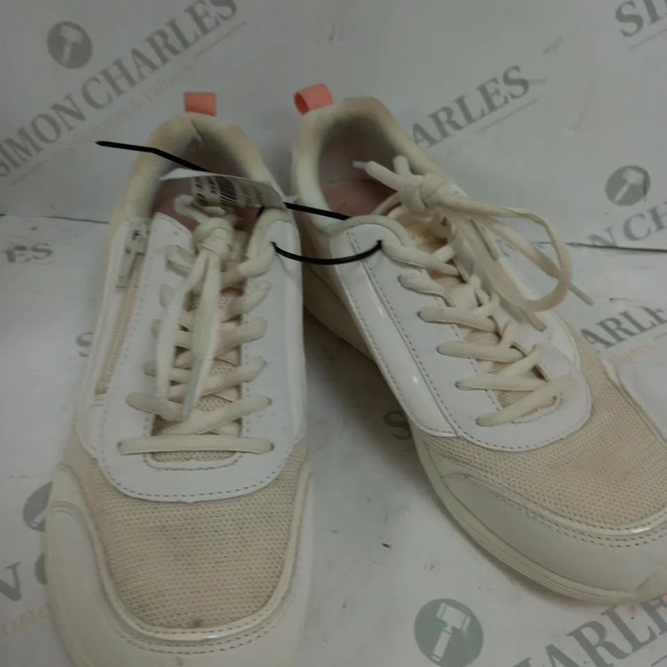 VIONIC AGILE CASSIS ZIP TRAINER - SIZE 5