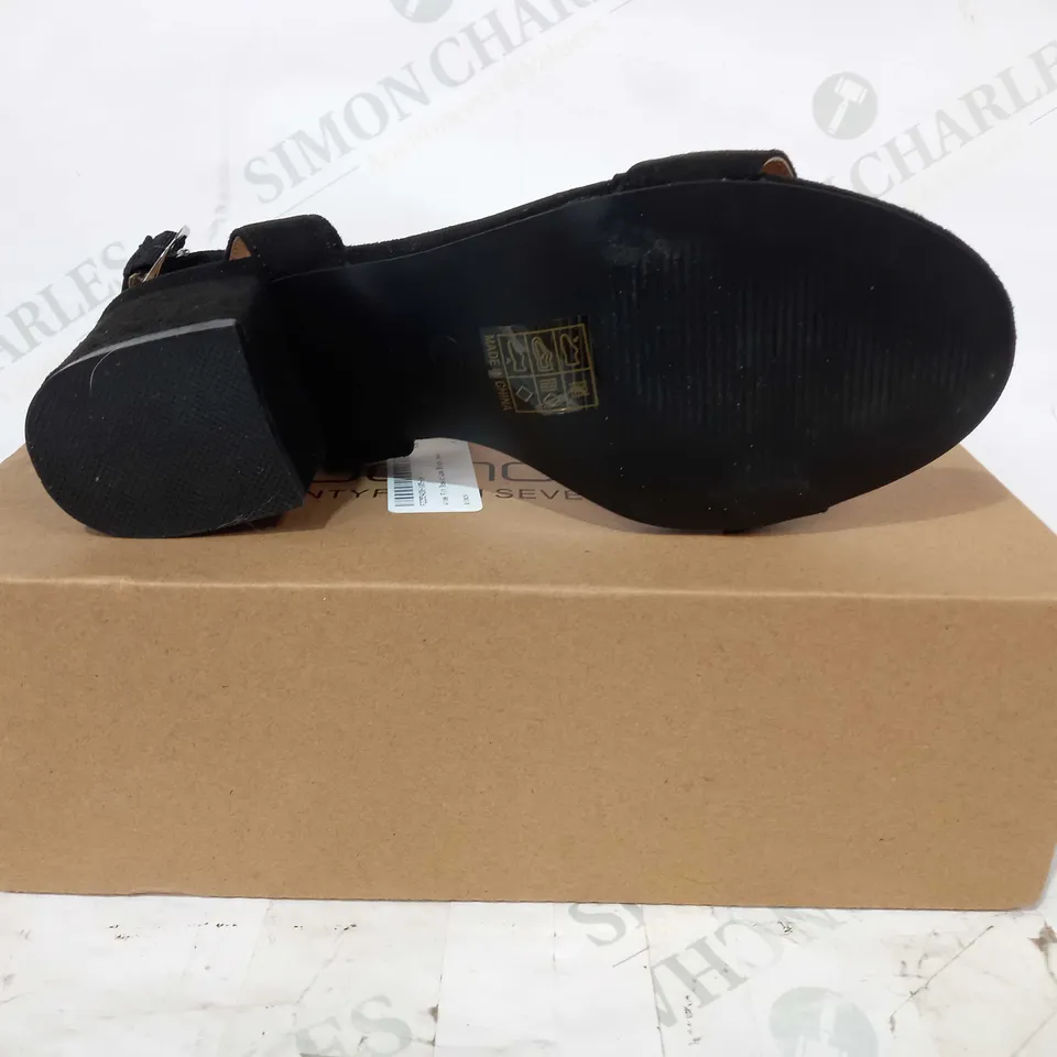BOXED PAIR OF BOOHOO OPEN TOE LOW BLOCK HEELS IN BLACK EU SIZE 39