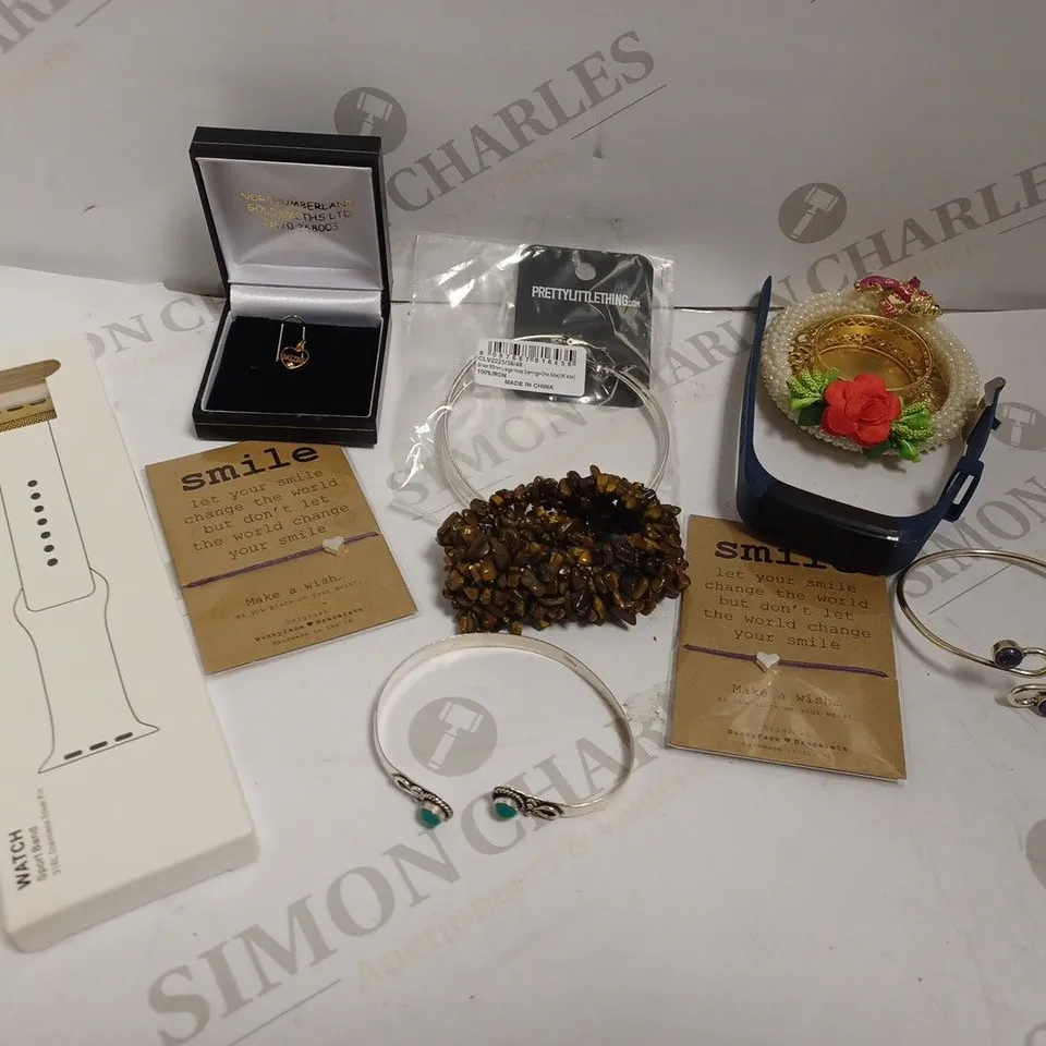 BOX OF APPROX 20 COSTUME JEWELLERY ITEMS INCLUDING WATCH, RINGS AND BRACELETS