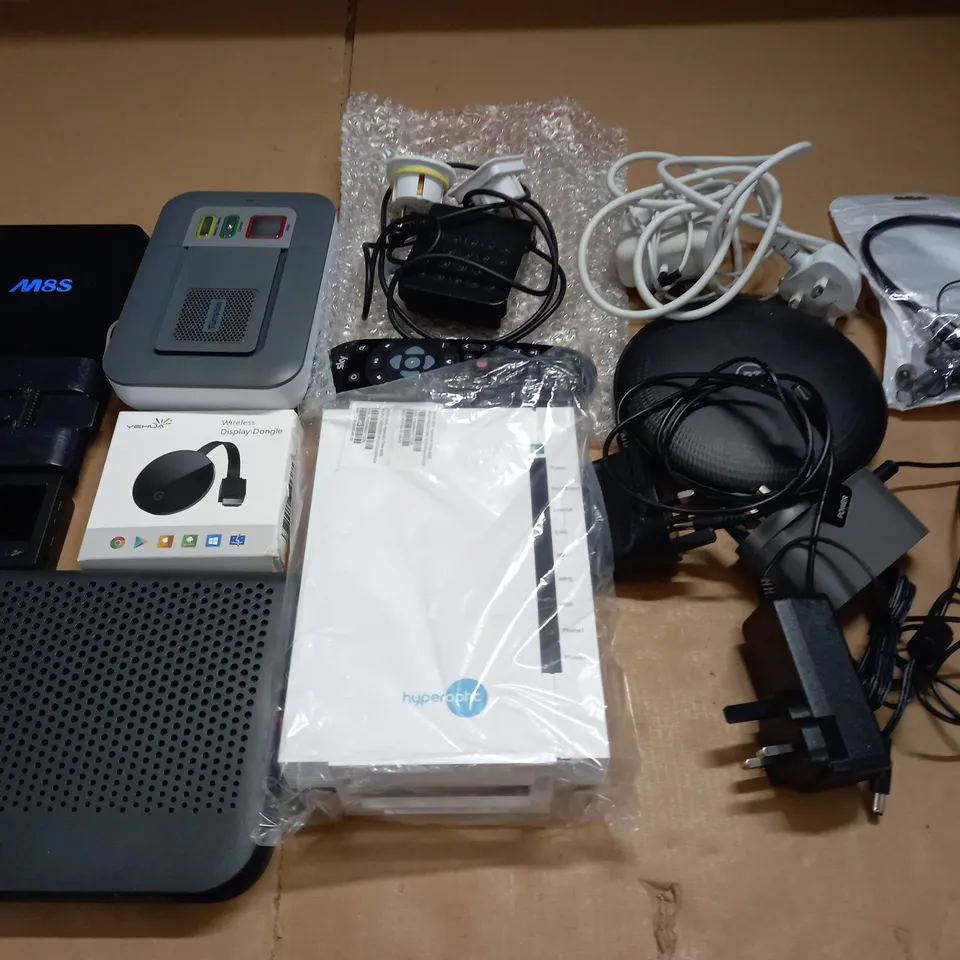 LOT OF ASSORTED TECH ITEMS TO INCLUDE M8S TV BOX, WIRELESS DISPLAY DONGLE, DIGITAL RADIO AND HOME NETWORK ITEMS