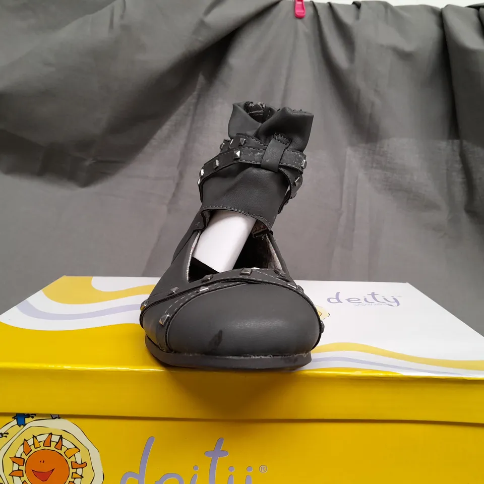 BOX OF APPROX 16 DEITY JUNIOR GREY OPEN TOP SHOES IN VARIOUS SIZES