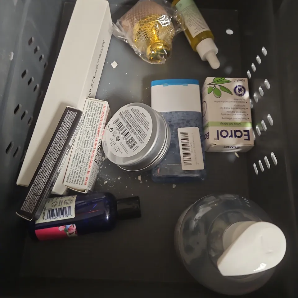 APPROXIMATEY 20 ASSORTED HEALTH AND BEAUTY PRODUCTS TO INCLUDE - BIORE AQUA RICH UV - MOOGOO BUTTERMILK CLEANSING BAR - AKT DEODORANT BALM - ETC