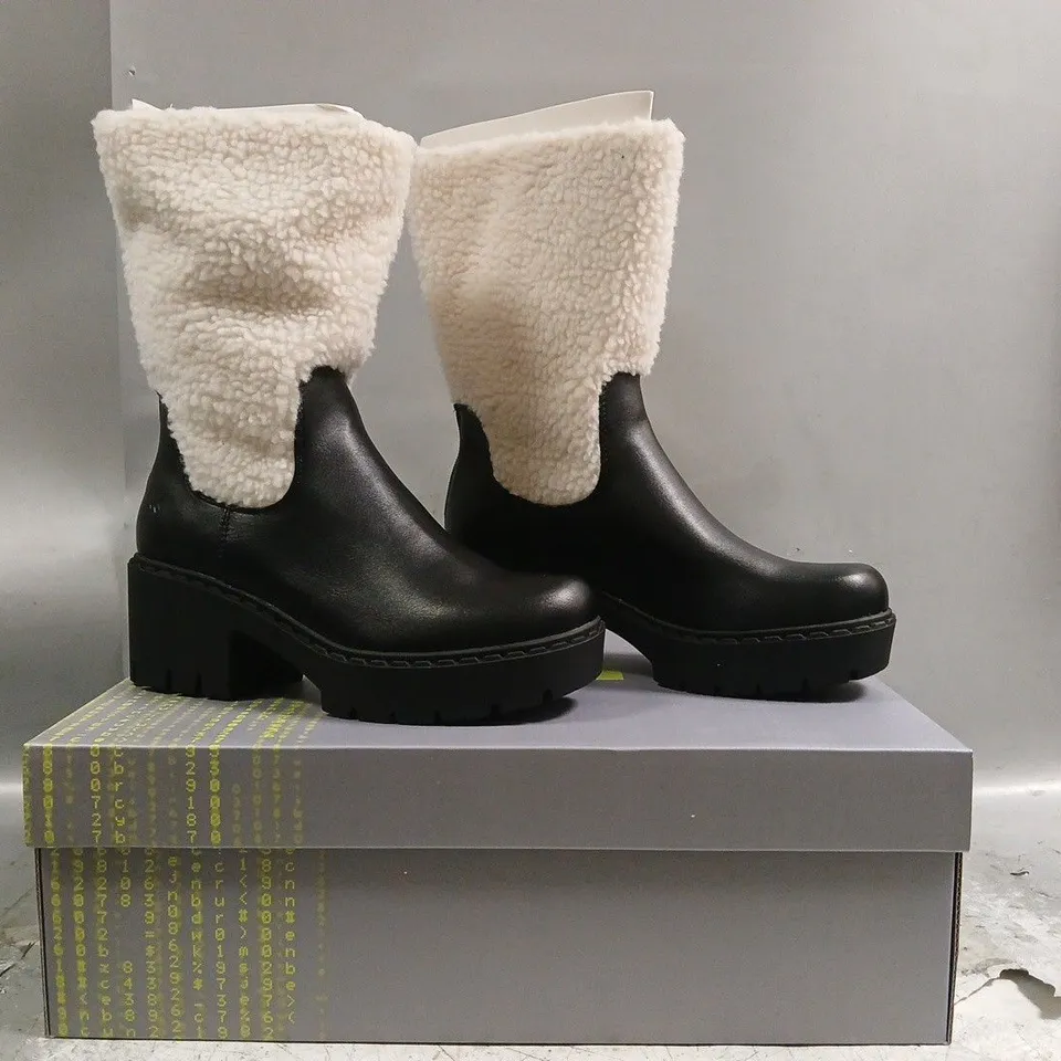 BOXED PAIR OF KOI TEXEL SHEARLING SWITCH BOOTS IN BLACK SIZE UK 7