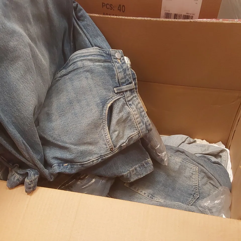 PALLET CONTAINING A VERY LARGE QUANTITY OF BRAND NEW ASSORTED CLOTHING/ACCESSORIES INCLUDING: SUNGLASSES, JEANS, BIKINIS, T-SHIRTS, JUMPERS ECT