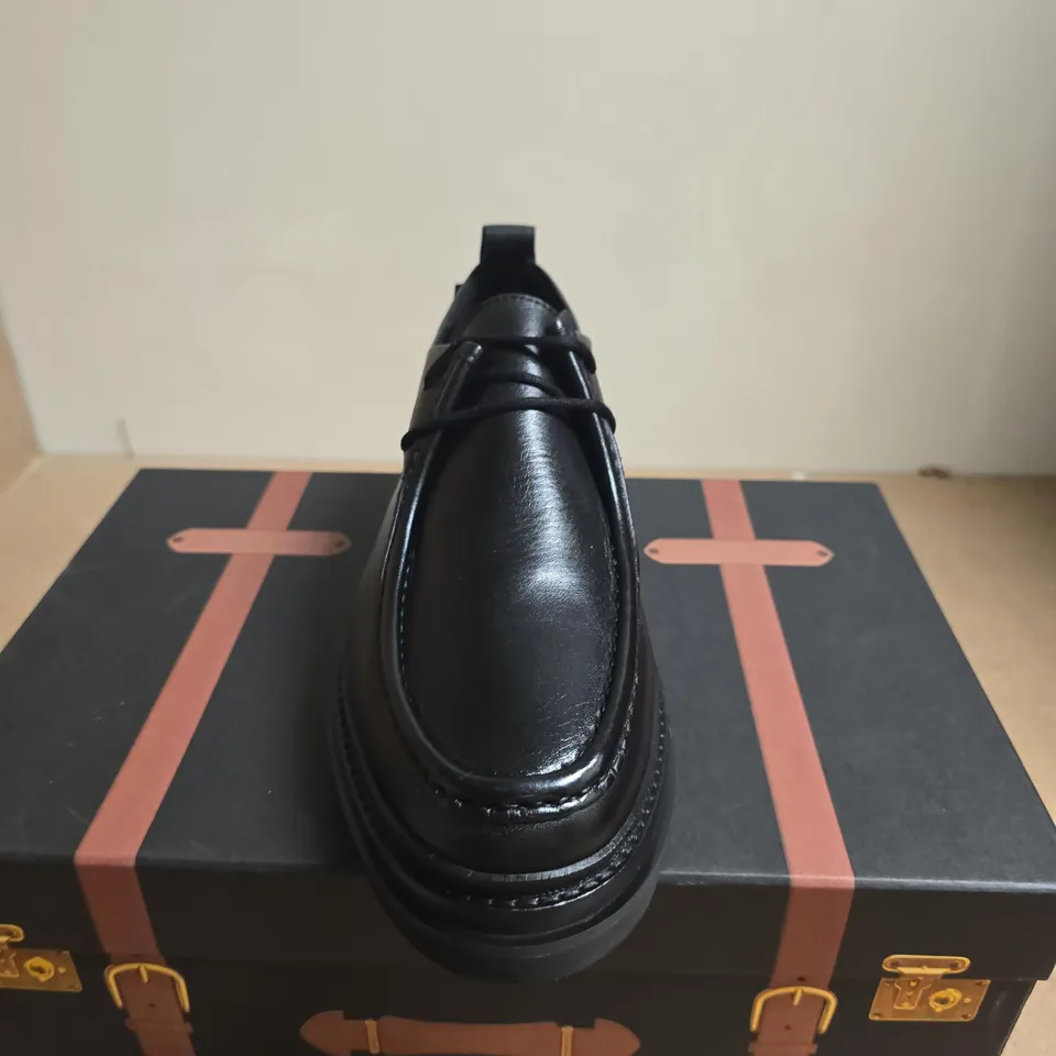 BOXED PAIR OF WALK LONDON MEN'S BLACK LEATHER DERBY SHOES UK SIZE 6
