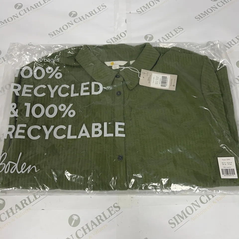 BODEN BUTTONED SHIRT IN GREEN SIZE 20