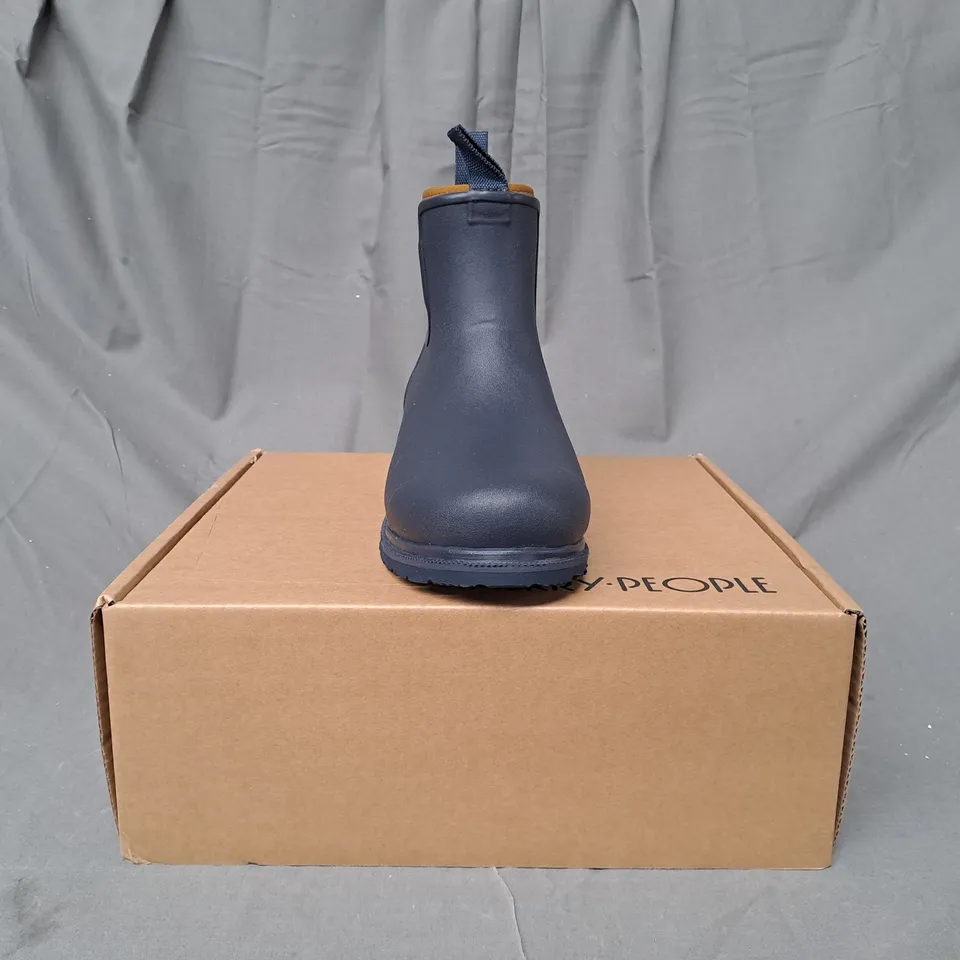 BOXED PAIR OF MERRY PEOPLE BOBBI BOOTS IN NAVY/TAN UK SIZE 6