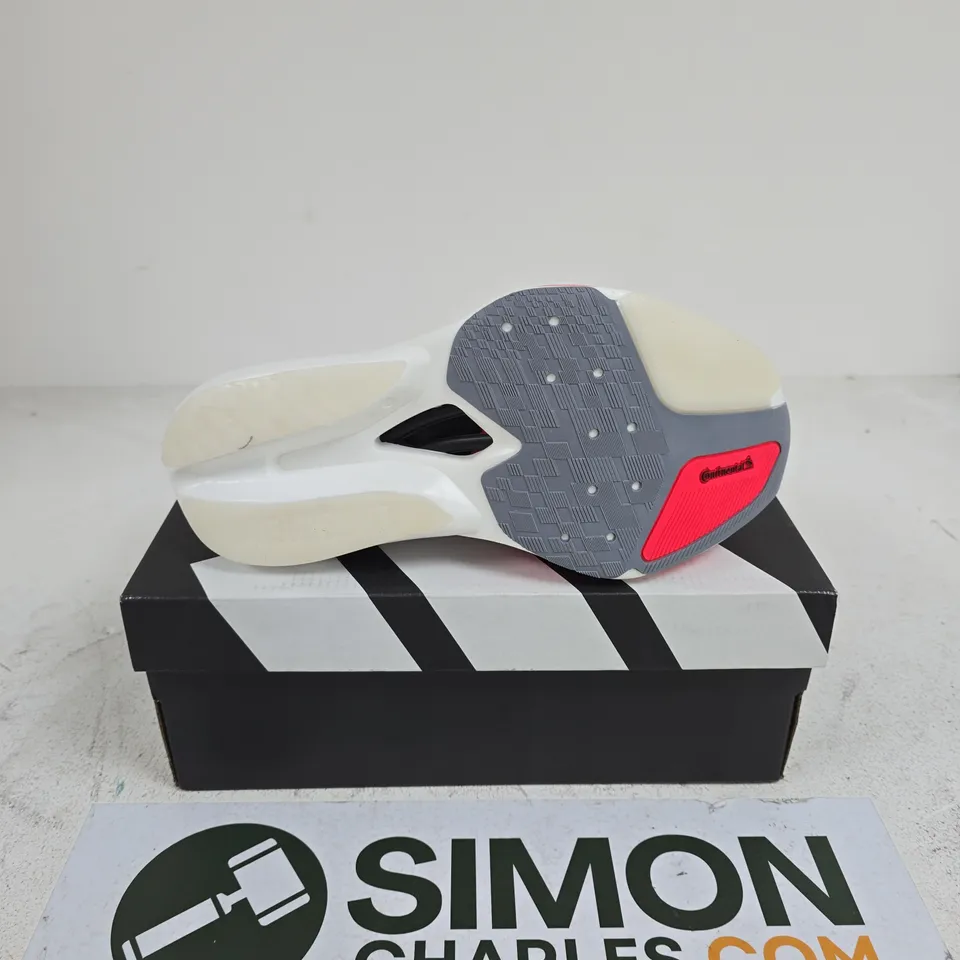 BOXED PAIR OF ADIDAS DAIZERO PRIME X3 STRUNG TRAINERS IN WHITE/BLACK - UK 9