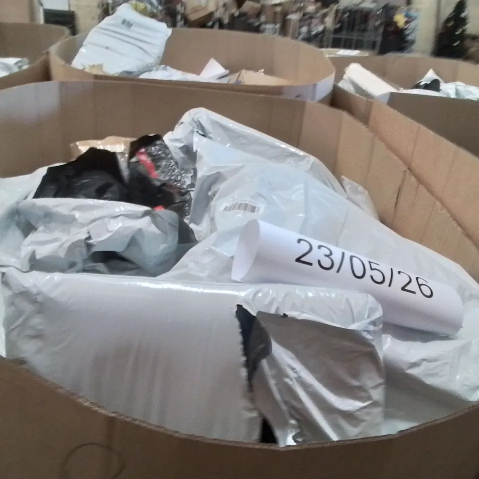 PALLET CONTAINING A LARGE QUANTITY OF PILLOWS