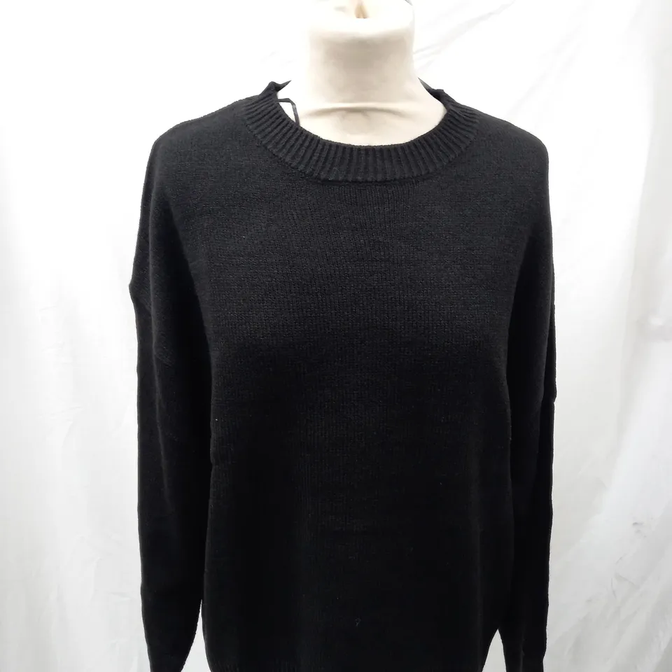 LOT OF CLOTHES APPROXIMATELY 30 TO INCLUDE JUMPERS, BOXER SHORTS, DRESS ETC 