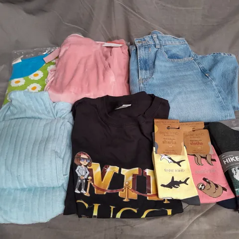 APPROXIMATELY 20 ASSORTED CLOTHING ITEMS IN VARIOUS SIZES AND STYLES TO INCLUDE - SOCKS, LOUNGEWEAR, JEANS ETC