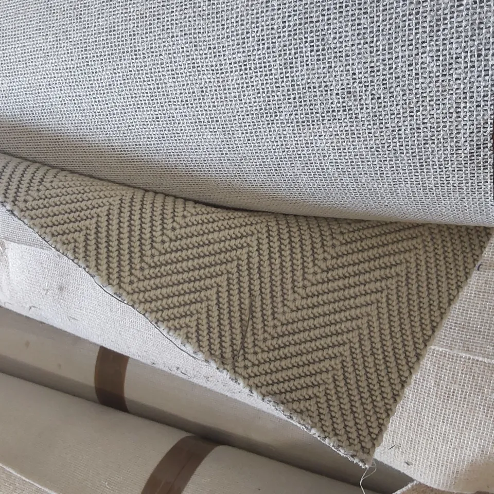 ROLL OF QUALITY GATSBY IVORY/GREY CARPET APPROXIMATELY 4M × 6.6M