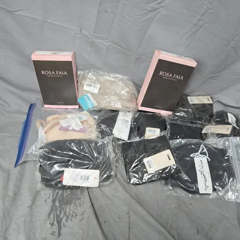 APPROXIMATELY 20 ASSORTED CLOTHING ITEMS IN VARIOUS COLOURS, SIZES, AND STYLES TO INCLUDE BRANDS SUCH AS ROSA FAIA, LISCA, WHAT KATIE DID, ETC
